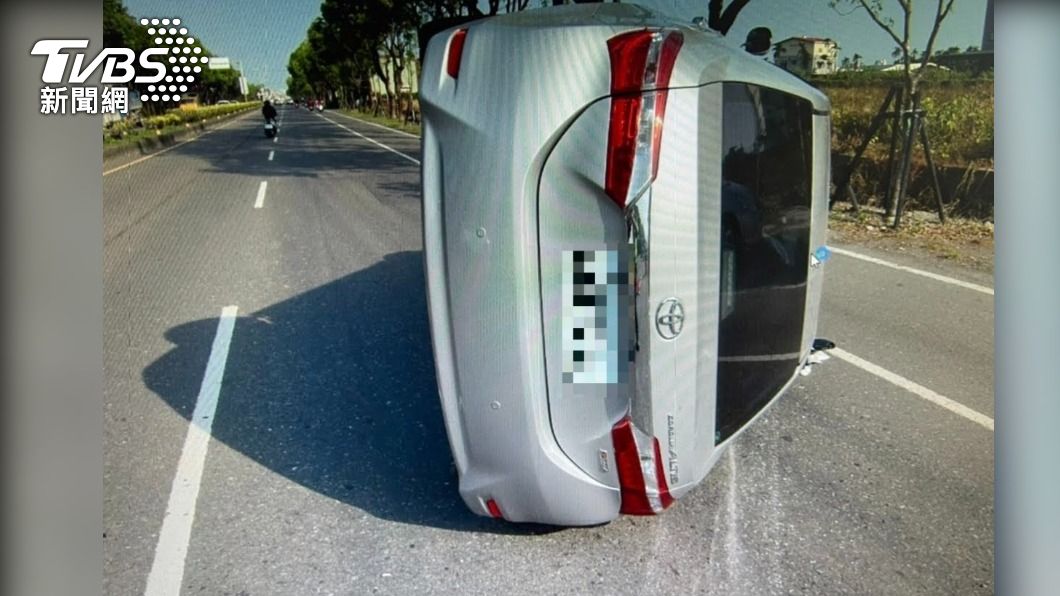 分神撿拾眼鏡車撞分隔島 車翻滑行 結果...