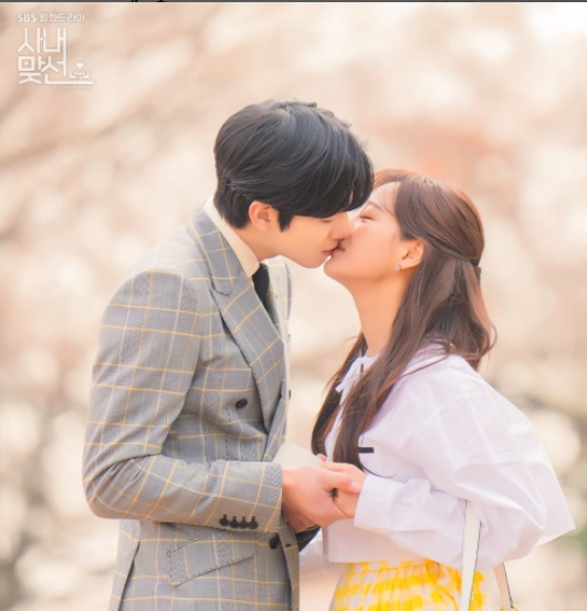 小倆口深情激吻,粉紅泡泡炸裂。(圖/翻攝SBSDRAMA官方IG)