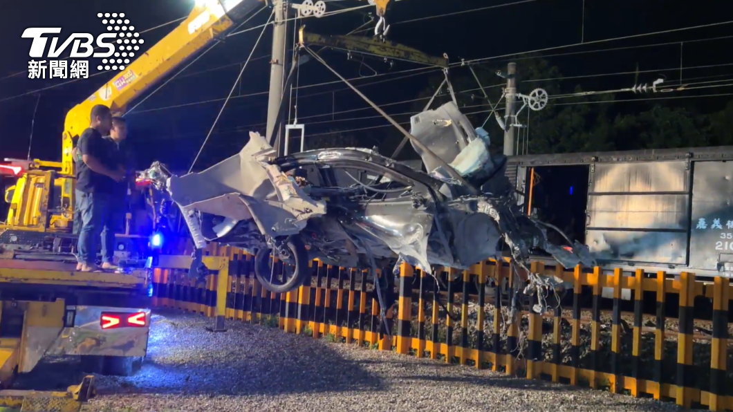 嘉義深夜車禍!轎車「飛1公尺柵欄」遭火車輾 駕駛不治