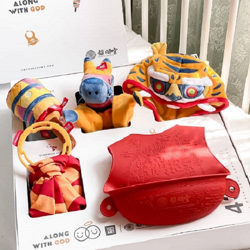 TCA X 大甲鎮瀾宮聯名「與神同行」嬰幼兒禮盒特價2380元。(圖/樂天購物提供)