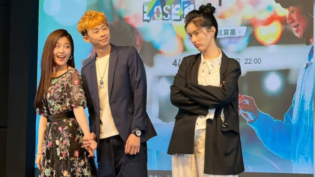 楊小黎（左一）與金鐘視帝吳政迪（左二）合演《船到橋頭不會直》。（圖／翻攝自楊小黎臉書）