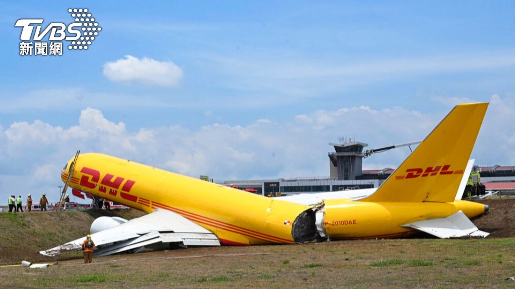 DHL貨機迫降！衝出跑道冒火光　驚悚「斷兩截」畫面曝