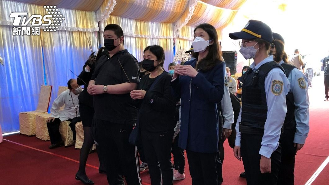 戴寧「無手銬腳鐐」戒護奔喪　淚送父親最後一程