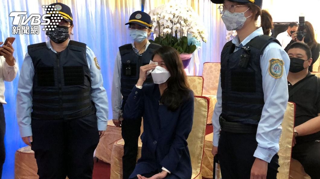 戴寧看著父親生前照片頻頻拭淚。(圖/中央社)