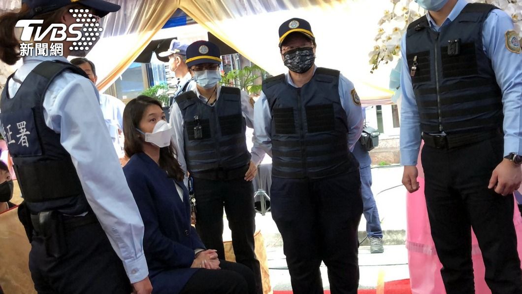 戴寧由管理員戒護返家參加家祭,送父親最後一程。(圖/中央社)