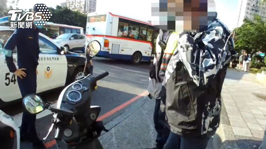 甯男與警方在路邊僵持不下。(圖/TVBS)