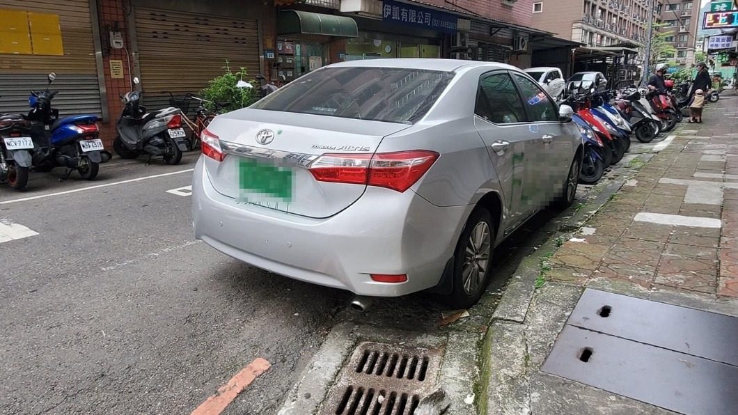 轎車前後車牌也遭噴漆。（圖／翻攝自樹林人 臉書）