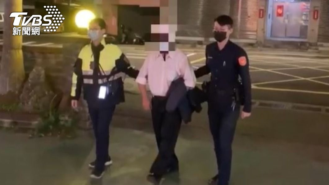 員警將人逮捕。（圖／TVBS）
