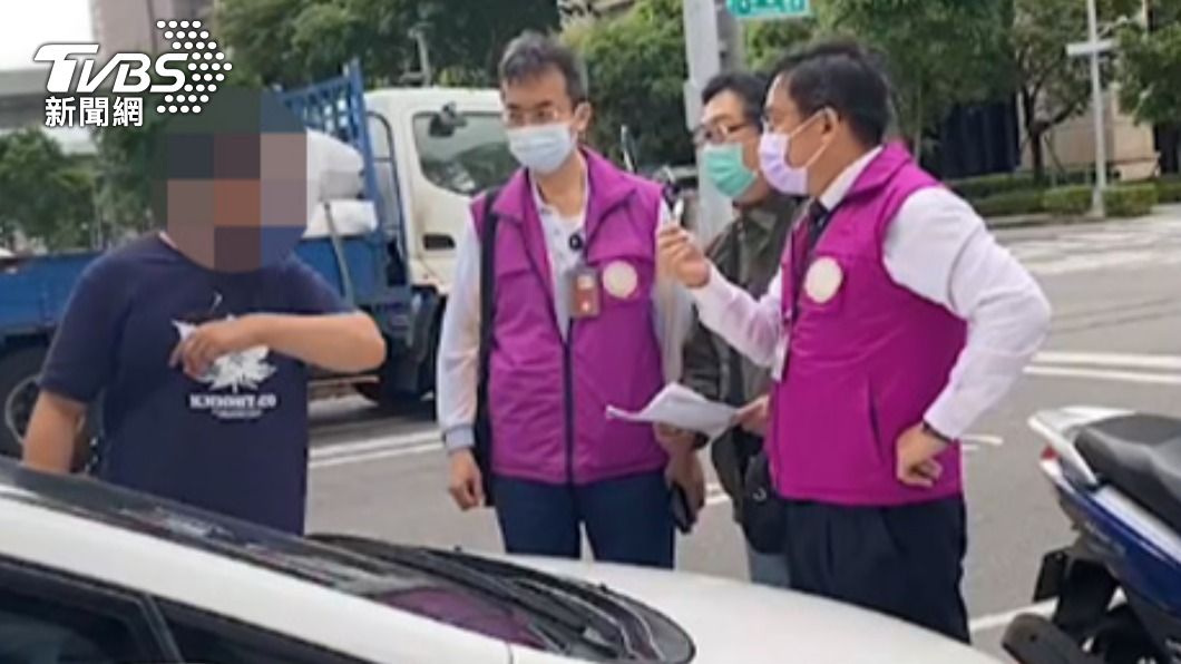 毒、酒駕累犯還欠罰金　愛車被查封男求情不成當街爆粗口