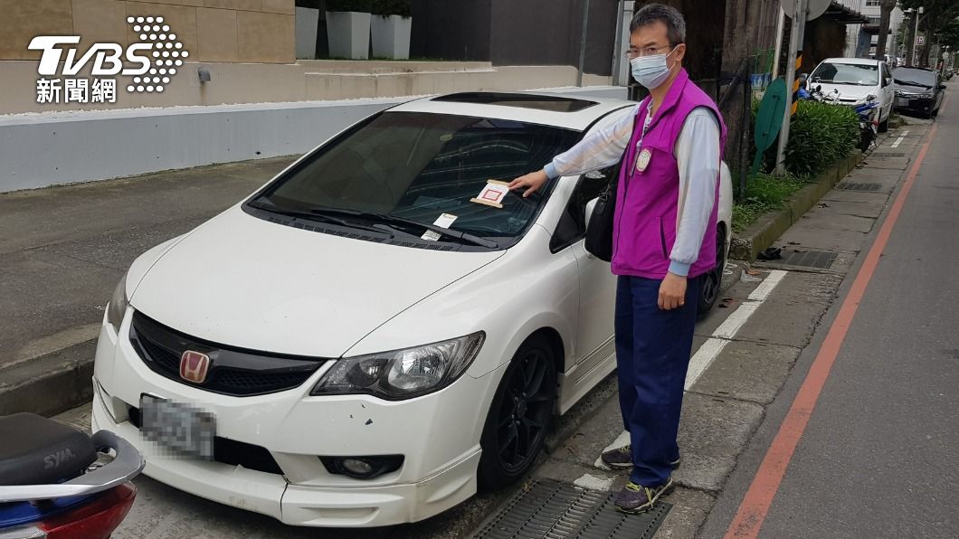 執行署人員到場扣車。(圖/TVBS)