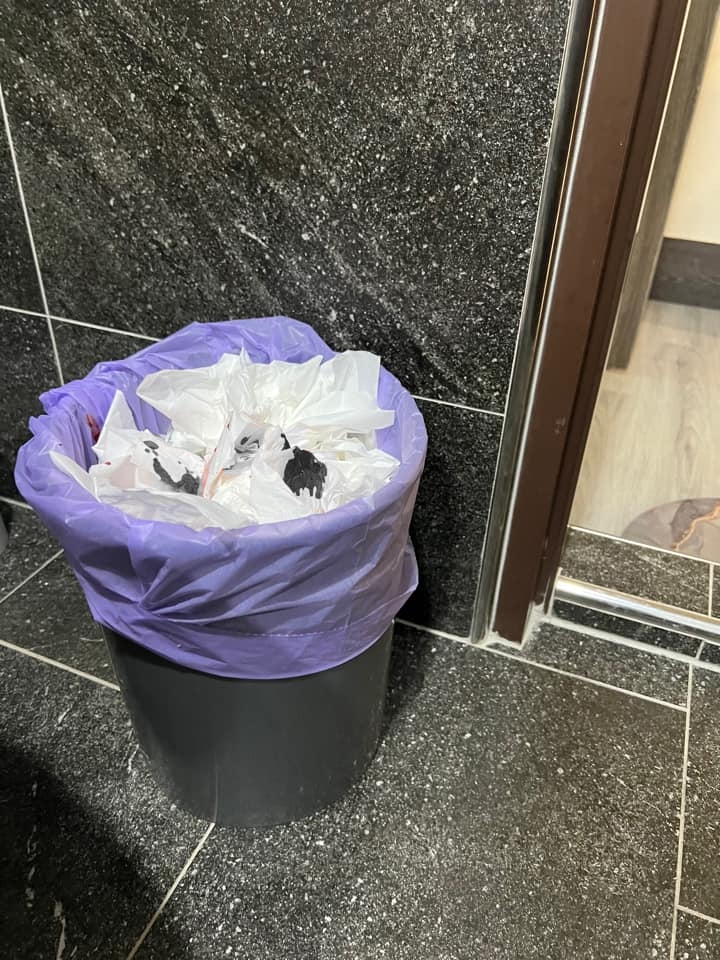 垃圾桶被塞滿沾血的衛生紙。(圖/翻攝自鳳梨 吳泓逸臉書)