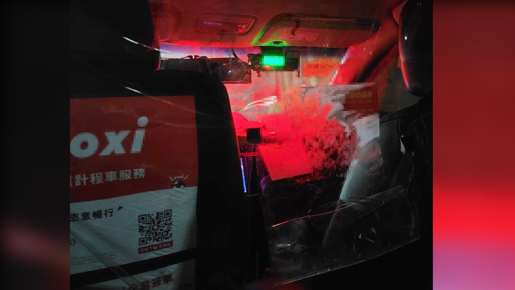原PO不滿，為何在計程車上排隊還要持續跳錶。（圖／翻攝自爆怨公社臉書）