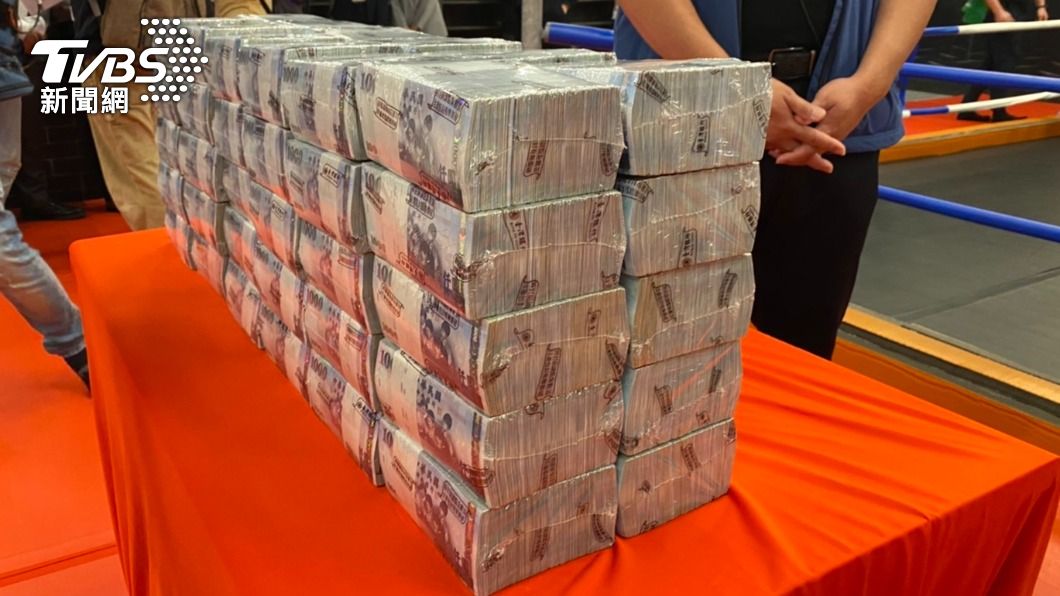 館長拿6000萬現金出面,表示將給鄭姓股東期限,不處理就會竭盡所能協助會員退款。(圖/TVBS)
