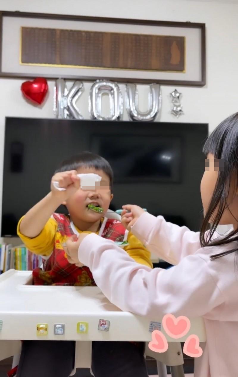 姊姊愛拉醬餵弟弟吃飯。(圖/翻攝自江宏傑IG)
