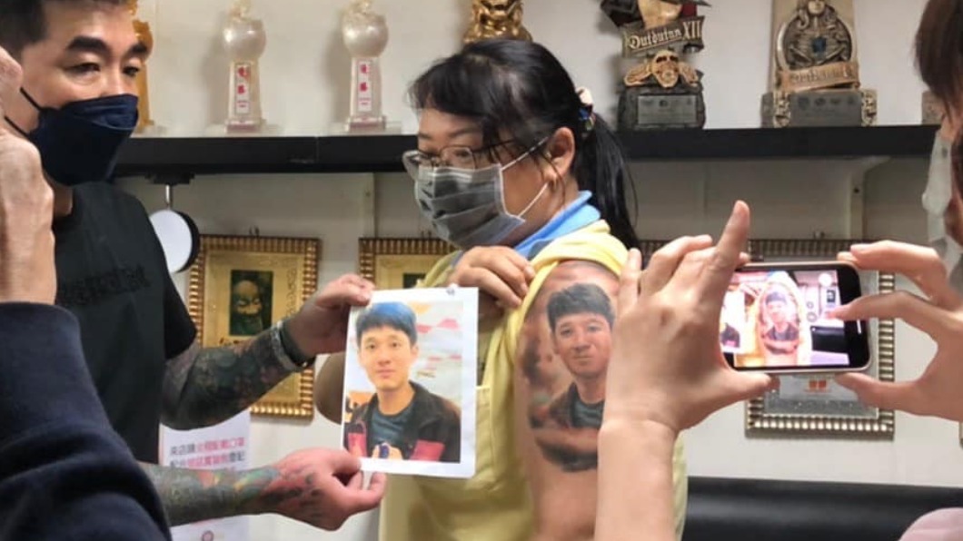 「彷彿未離開」車禍奪愛子命　母忍痛將他永留左臂上