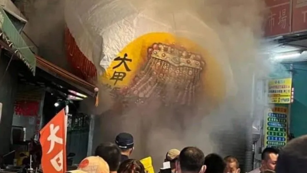 才升空2分鐘!大甲媽「祈福天燈」墜毀 信眾嚇傻急滅火