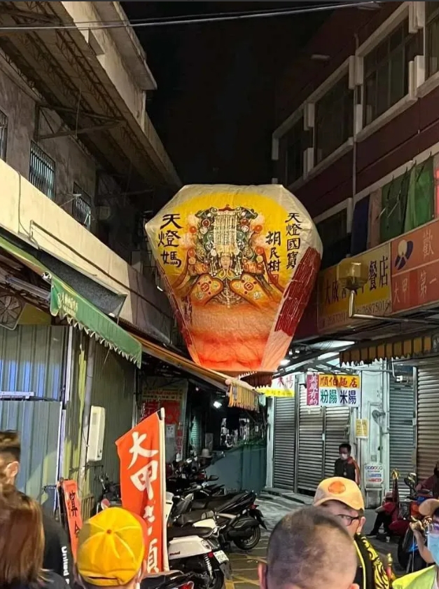 天燈卡在鎮瀾宮旁的巷弄裡。(圖/翻攝自爆料公社)