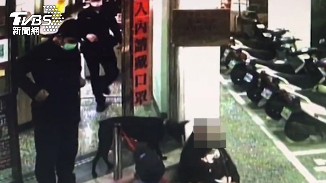 員警派出警犬證實女子是人。（圖／TVBS）