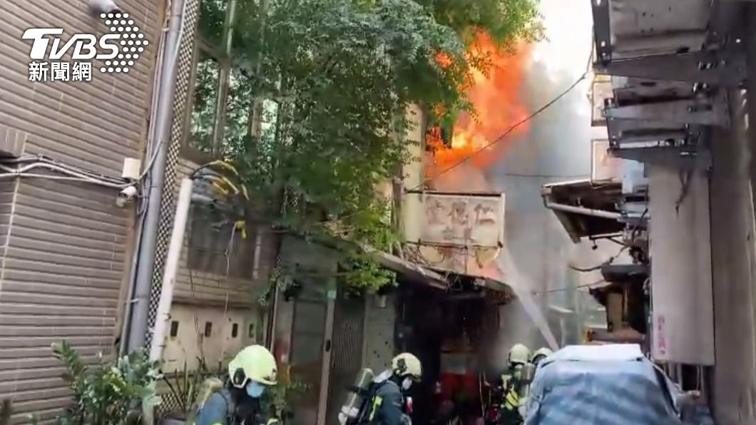 宮廟祝融!窄巷內火煙狂竄樓板突塌陷 3消防員受傷一度困火場