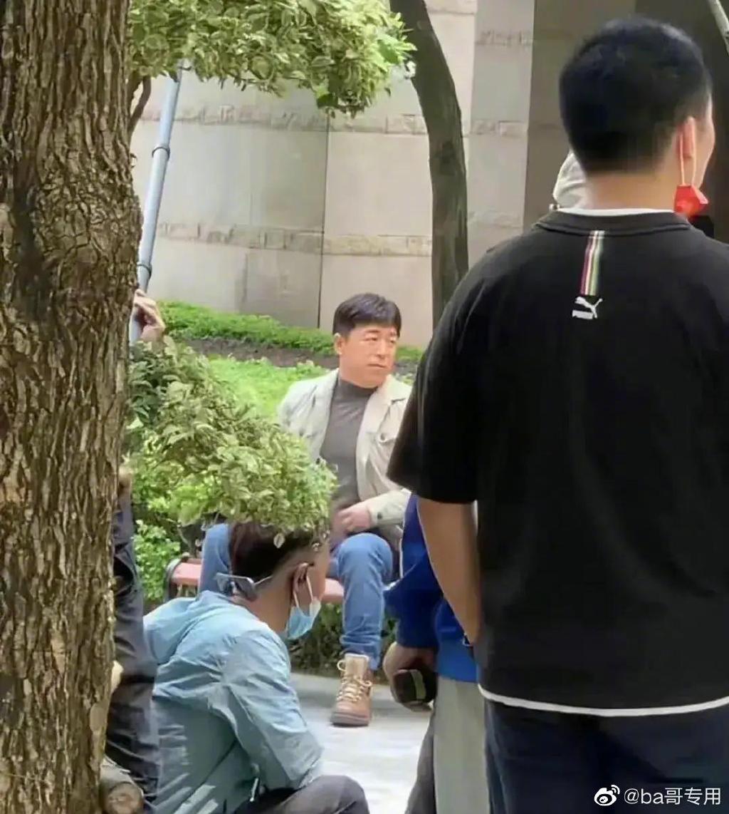 黃渤被居民驅趕,呆坐路邊。(圖/翻攝自微博)