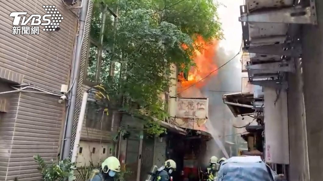 台北宮廟火警!消防員入屋地板突塌陷 3人受困已脫險