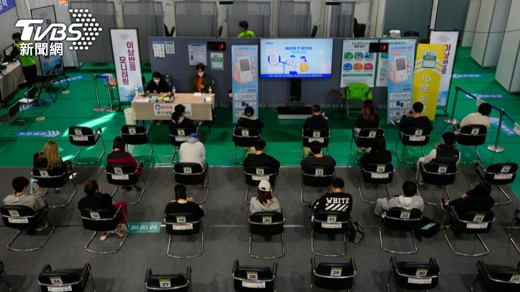韓國相關單位考慮對60歲以上長者施打第4劑疫苗。(圖/達志影像美聯社)