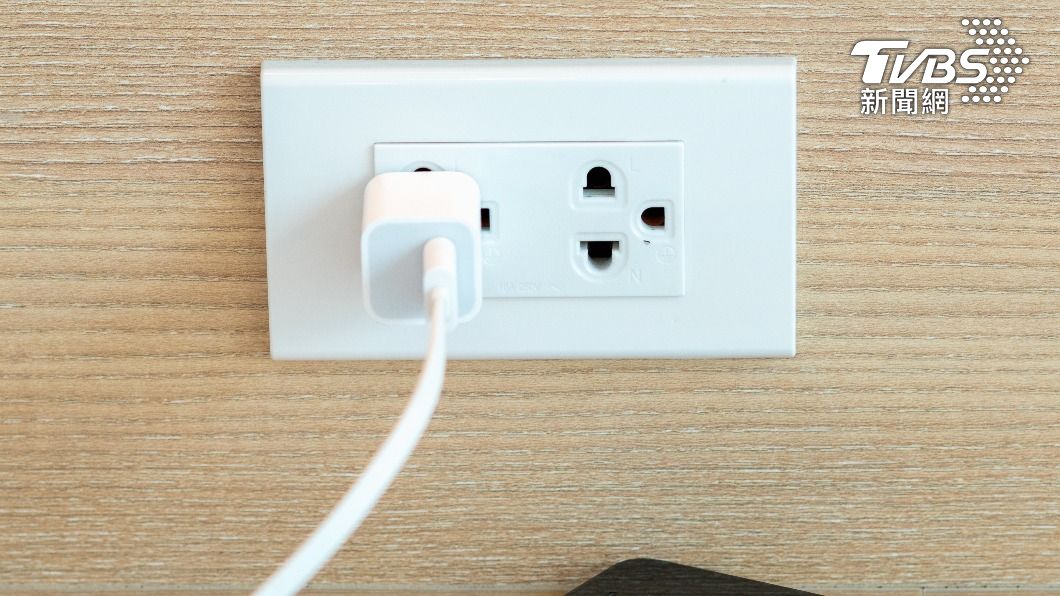 一名網友在充電頭內發現針孔攝影機。（示意圖／shutterstock達志影像）
