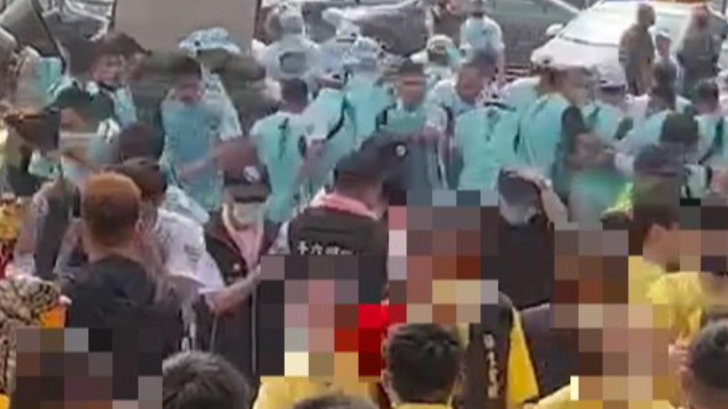 雙方人馬打成一團。(圖/翻攝自笨港爆料公堂臉書)