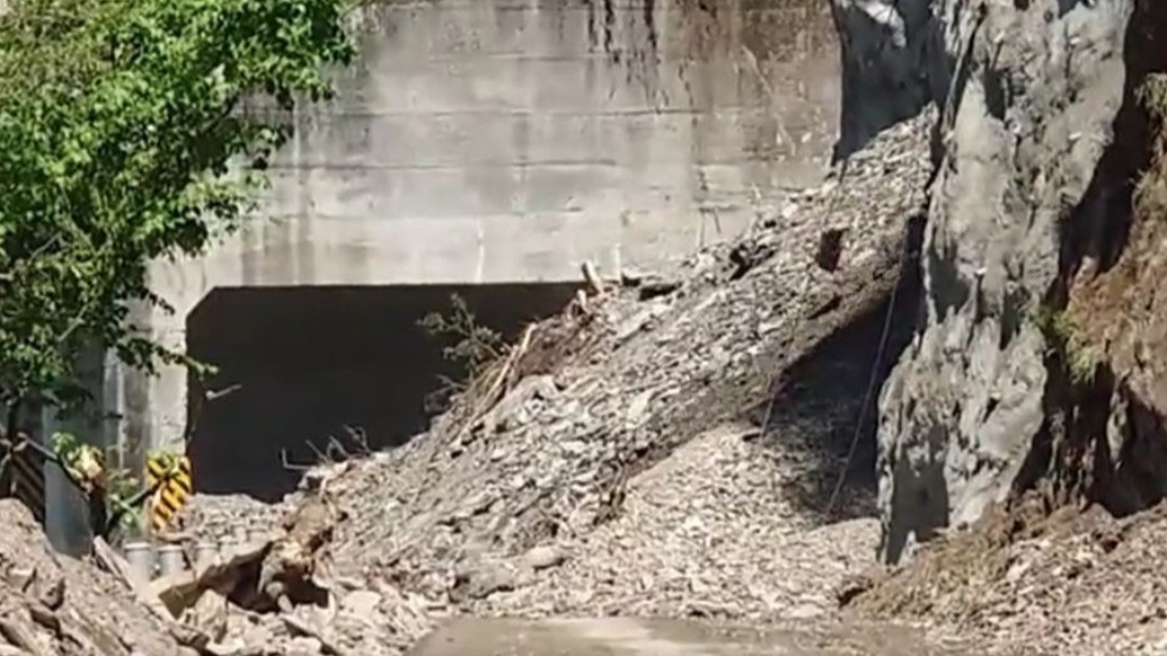 落石幾乎每5分鐘掉一顆。（圖／交通部公路總局）