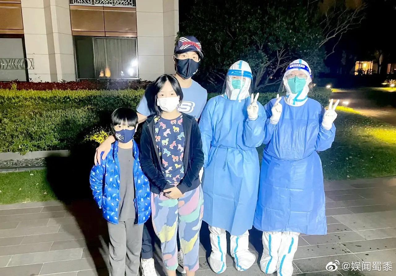 有民眾巧遇吳尊一家人到小區篩檢。(圖/翻攝自微博)