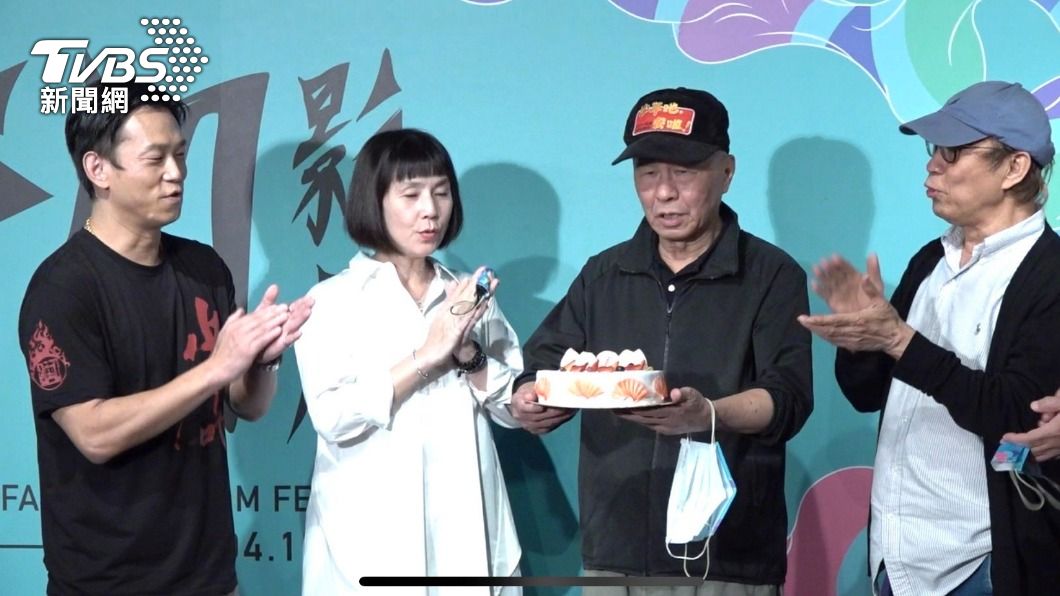 眾人在《少年吔,安啦!》宣傳記者會上替導演侯孝賢(右二)慶生。(圖/黃城碩攝)