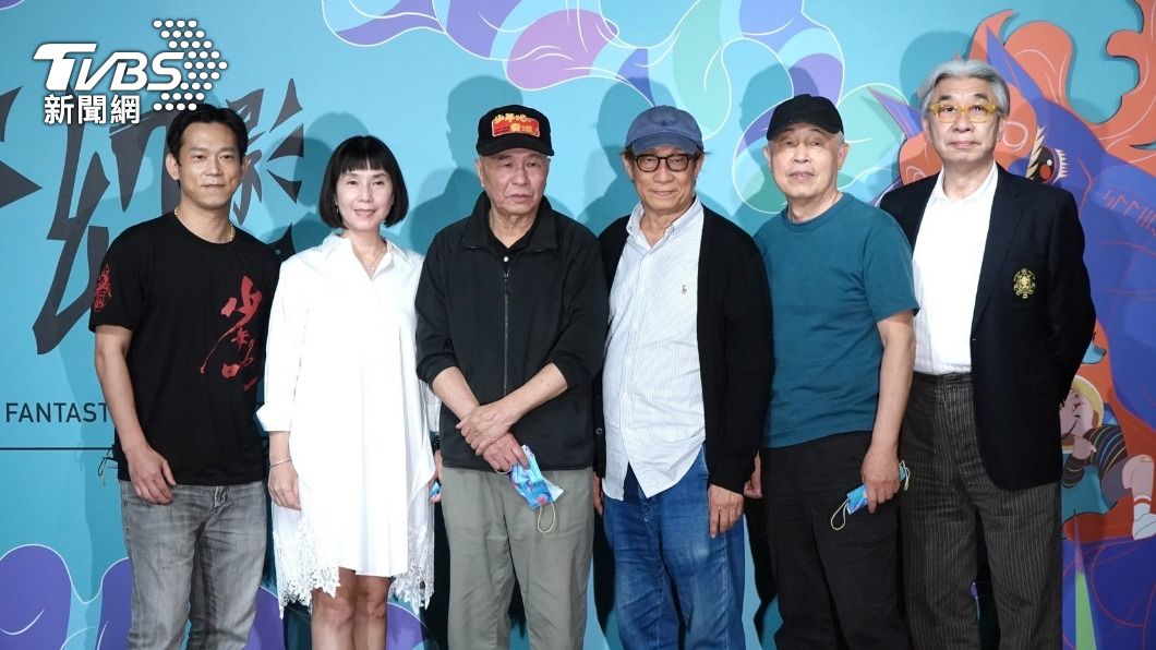 《少年吔,安啦!》演員顏正國(左起)、魏筱惠、導演侯孝賢、剪接師廖慶松、音效杜篤之與音樂製作人倪重華出席記者會。(圖/黃城碩攝)