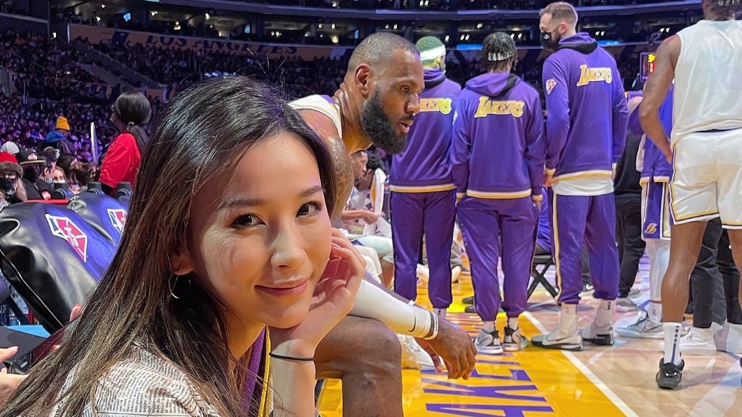 NBA只坐第一排!華裔正妹「合照詹姆士」爆紅 超狂身分曝