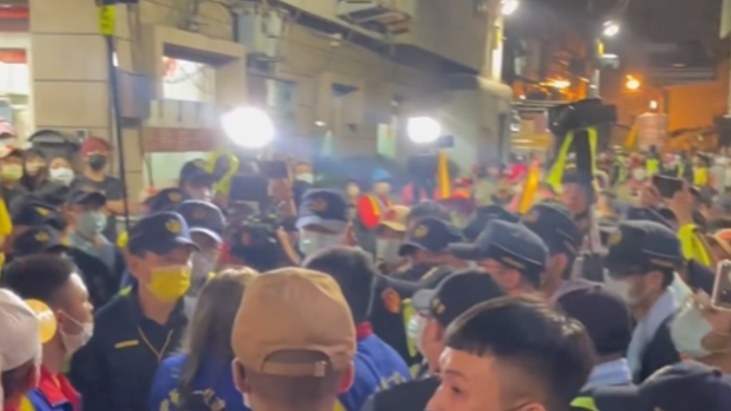大甲媽順利通過民生地下道 白狼張安樂率人搶轎爆衝突