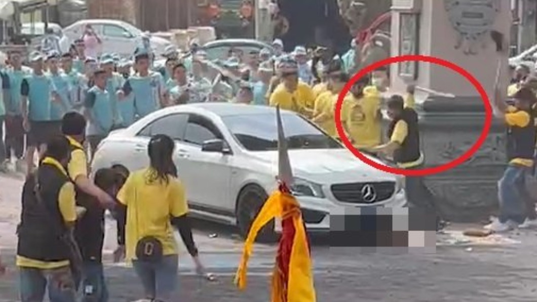 賓士車衝撞現場。(圖/翻攝自記者爆料網)