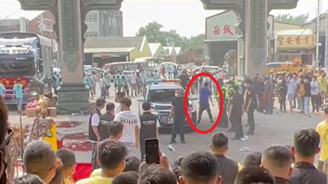 警車被民眾偷開進場。(圖/翻攝自記者爆料網)