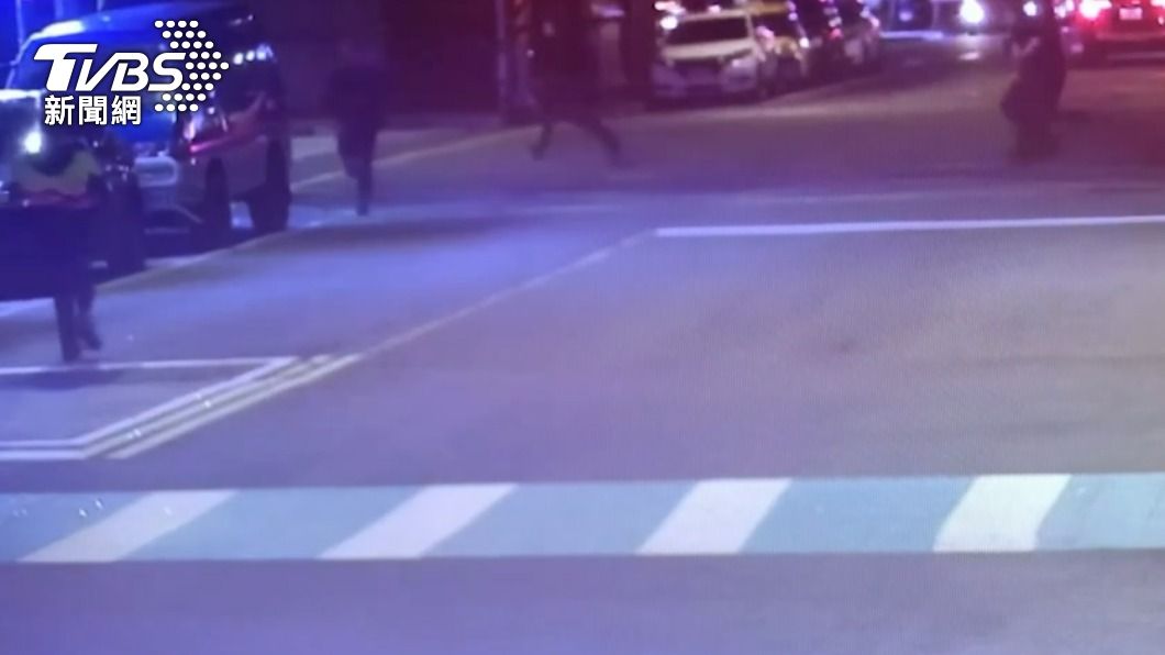 派出所員警立即衝到對街抓人。(圖/TVBS)