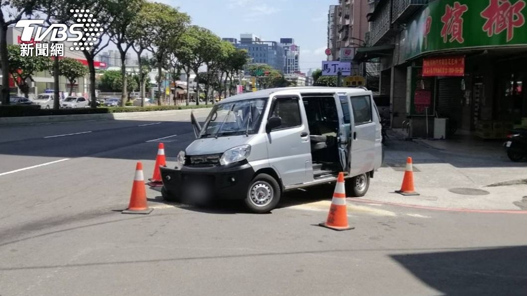 廂型車女駕駛一度陷入昏迷。(圖/TVBS)