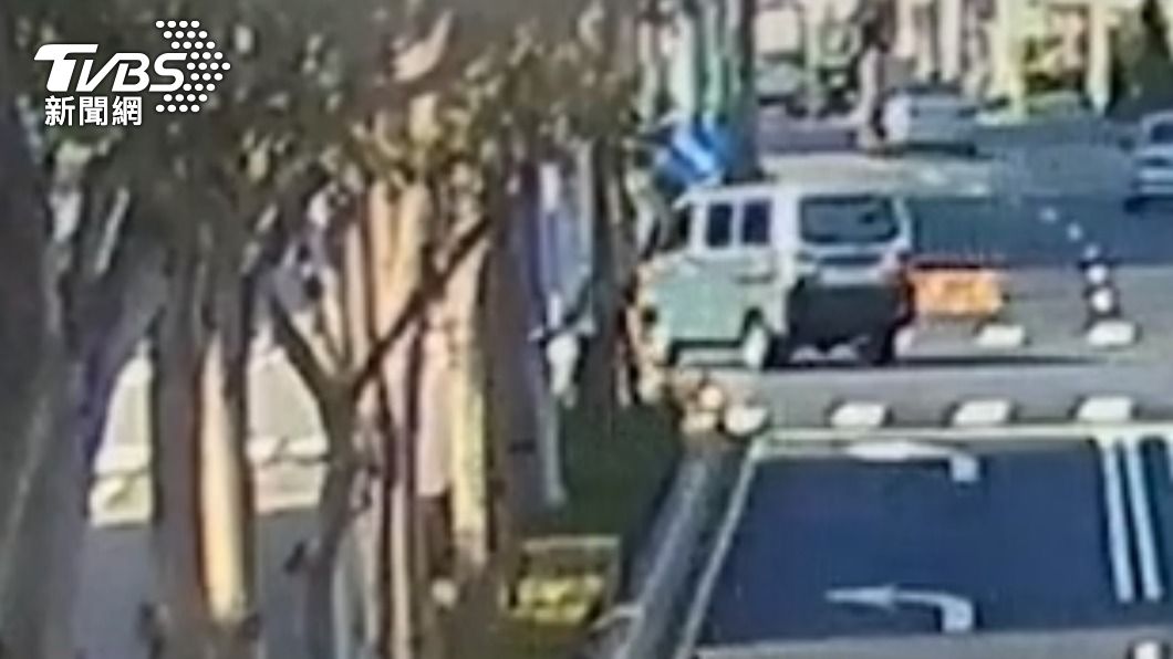 未依號誌左轉!廂型車遭猛撞波及9機車1汽車 女駕駛一度昏迷