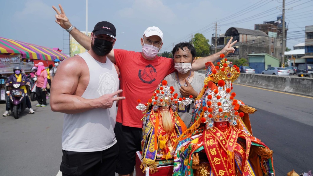媽祖改變他人生!遶境驚見光頭猛男扛轎 竟是這位金鐘主持人