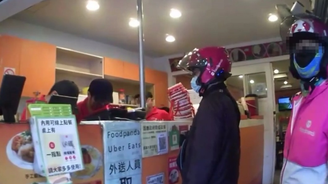 早餐店有相當多外送員在等。(圖/翻攝爆料公社)