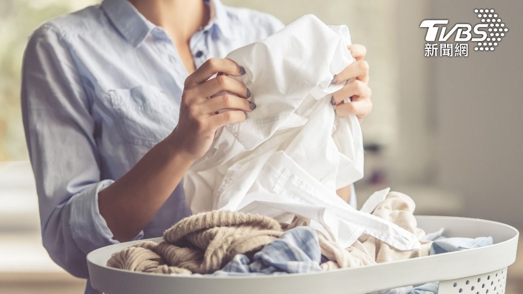 在整理衣櫃時，不少人會陷入是否該丟這件衣服的抉擇。（示意圖／shutterstock達志影像）