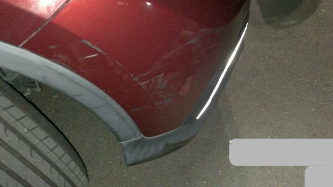 張男的車可以看見明顯的傷痕。（圖／翻攝自爆廢公社二館）