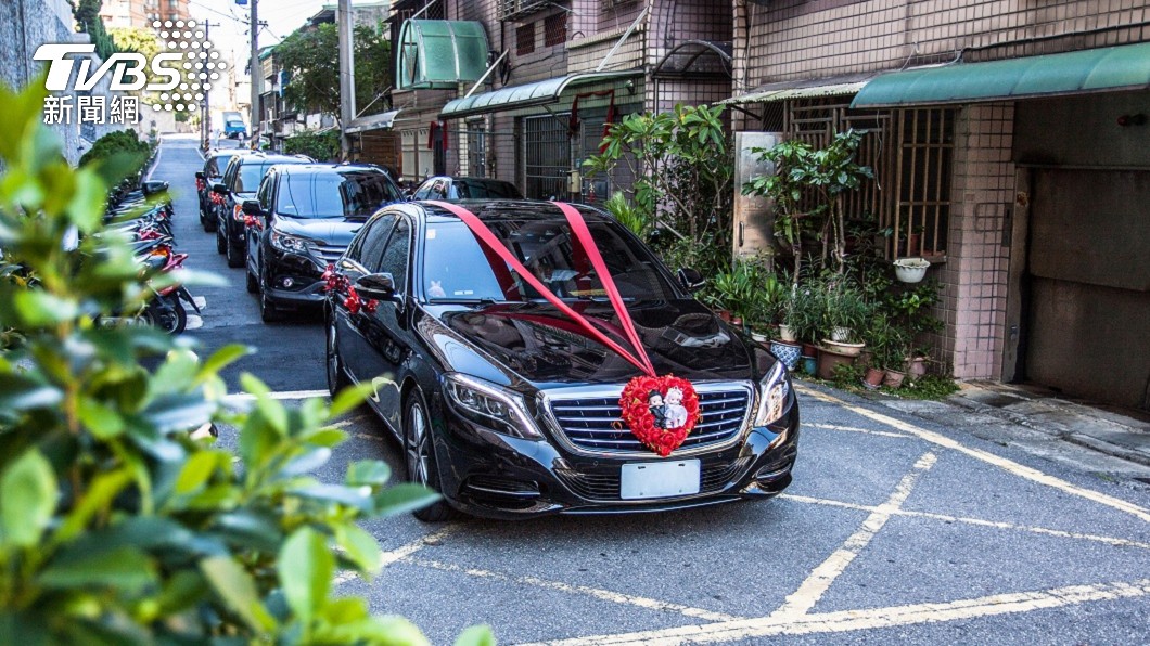 朋友表哥結婚他情義相挺 出車出人見紅包愣:只有2百元