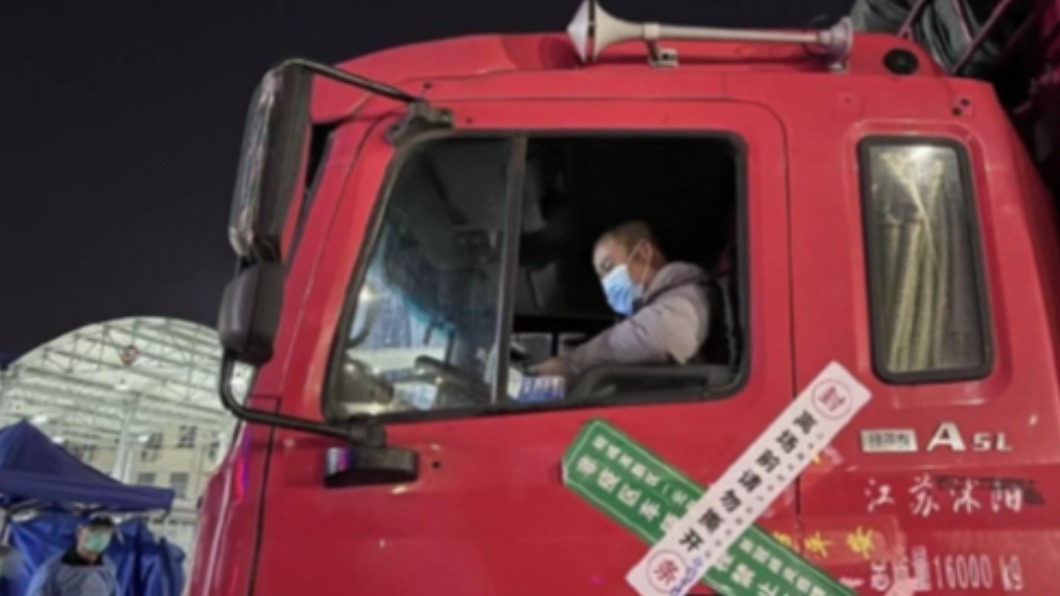 大陸疫情各地封路 上千萬貨車司機被困物流受阻