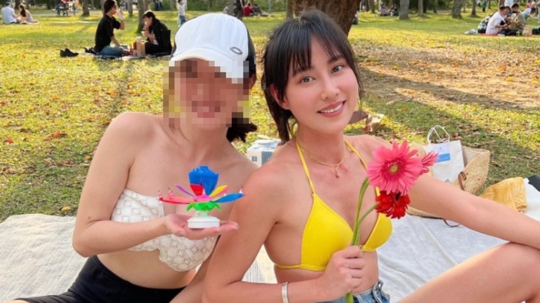 房思瑜身穿黃色比基尼,性感又可愛。(圖/翻攝自自房思瑜臉書)