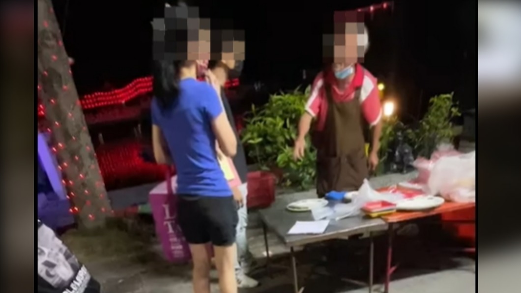 白髮翁怒回對方:這裡是道路地。(圖/翻攝自我是下營人)