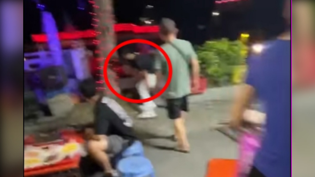 黑衣男直接上前鎖喉老翁。(圖/翻攝自我是下營人)