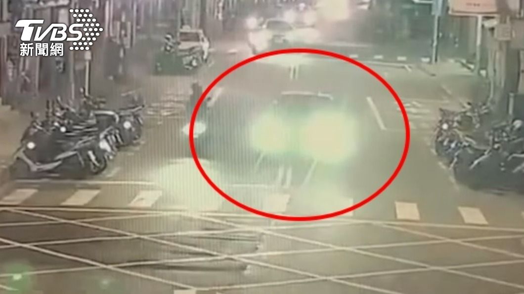 賓士車逆向逃逸。（圖／TVBS）