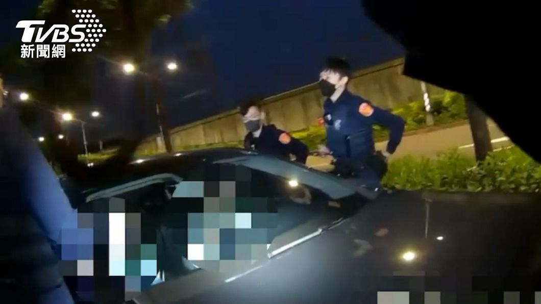 警方攔下逃逸車輛。（圖／TVBS）